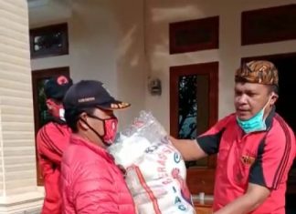 Gotong-royong DPC dan PAC PDI Perjuangan Kab. Brebes Melawan Covid-19 di Kecamatan Salem