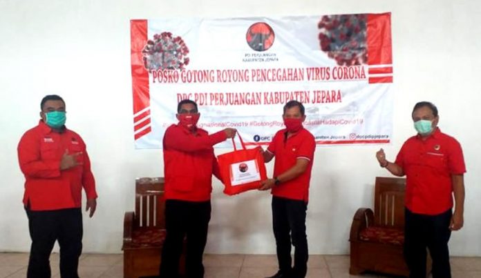 DPC-PDI-Perjuangan-Kab-Jepara-Bagikan-1000-Paket-Sembako-DerapJuang