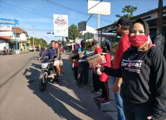 Keluar Kandang, Rosalina Bagi Sembako di Kecamatan Tegal Selatan