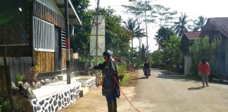 Restu Sayekti Melakukan Penyemprotan Disinfektan di Rumah Warga