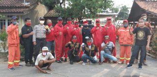 Relawan Bentukan Bambang Hariyanto Lakukan Penyemprotan Disinfektan di Rumah Warga