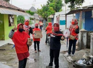 Banteng Betina Kota Tegal Gerudug Kampung, Bagikan Sembako dan Biskuit