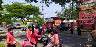 DPC PDI Perjuangan Kab. Demak Bagikan 1.000 Masker dan 700 Nasi Bungkus