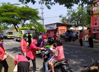 DPC PDI Perjuangan Kab. Demak Bagikan 1.000 Masker dan 700 Nasi Bungkus
