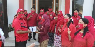 Srikandi PDI Perjuangan Pati Bahu Membahu Beri Bantuan