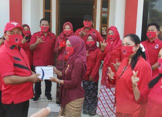 Srikandi PDI Perjuangan Pati Bahu Membahu Beri Bantuan