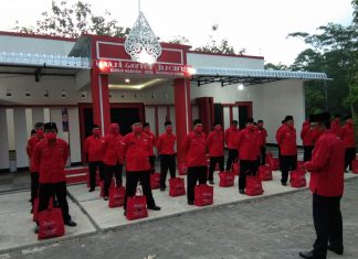 Perangi Corona, Joko Prayitno Bagikan 10.000 Masker Kepada Warga