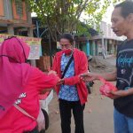 Pembagian masker sebagai bentuk mencegah penularan virus Covid-19 terhadap masyarakat di Kab