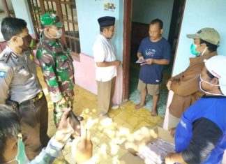 Anggota Fraksi PDI Perjuangan Kab. Pekalongan Bagikan Masker kepada Warga