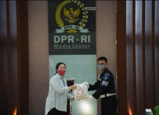 Serahkan Bantuan Sembako, Puan Minta Warga Tunda Mudik