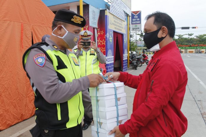 Agung Satria Bagikan Nasi Kotak untuk Aparat Petug