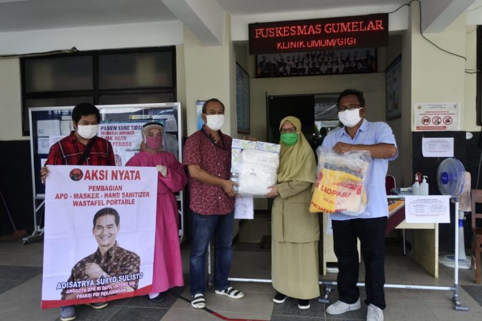 Anggota DPR RI Fraksi PDI Perjuangan Bagikan APD