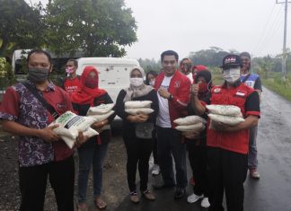 Asfirla Harisanto Bagikan Sembako untuk Warga Kurang Mampu