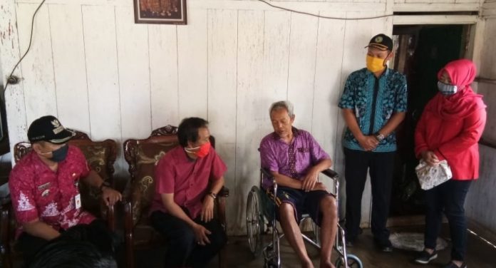 Bambang Krebo Beri Bantuan kursi roda untuk Paring Warga Sumowono