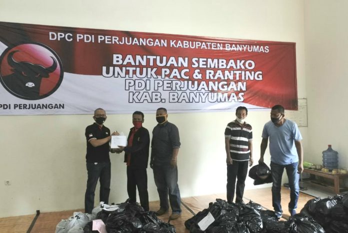 DPC PDI Perjuangan Banyumas Bagikan 4.000 Paket Se