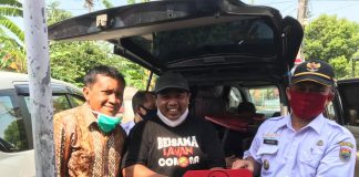 Jelang Idul Fitri, DPC PDI Perjuangan Kab. Batang Membagikan Tempat Duduk untuk Peziarah makam