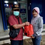 Dede-bagikan-sembako-1