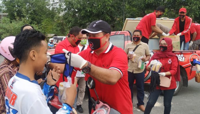 Gotong-royong Kader PDI Perjuangan Pati Bagikan