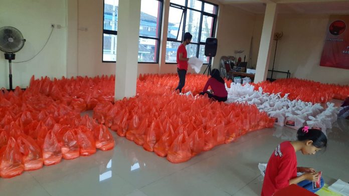 Gotong-royong Kader Partai Beri Bantuan 1.000 Pake