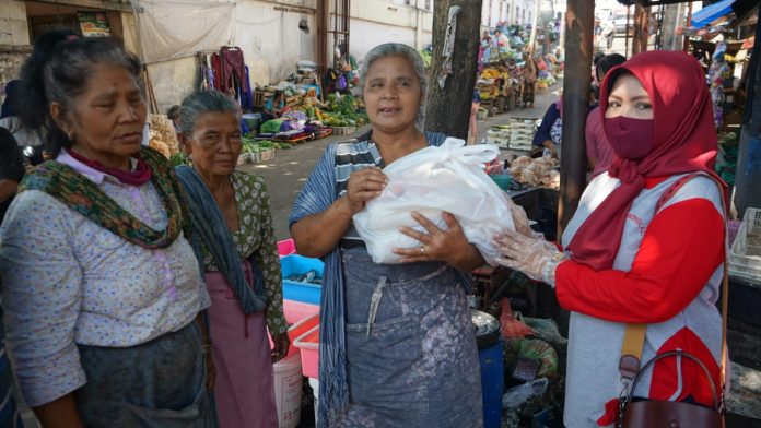 Ikut Beri Bantuan, Kompaknya para Istri Anggota