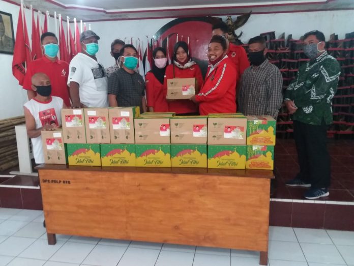 Jelang Lebaran Ridwan Bagikan Paket Sembako
