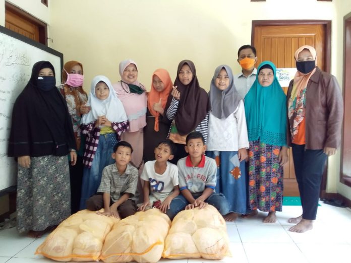 Kader PDI Perjuangan Kab. Banjarnegara Salurkan