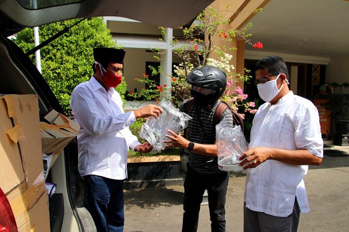 Ketua DPC PDI Perjuangan Blora Bagikan 3.000 APD