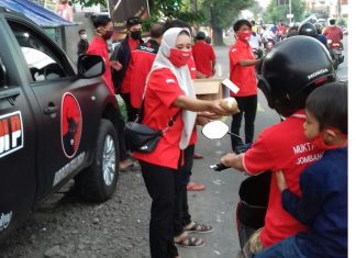 Korps Komunitas Juang Kabupaten Pekalongan Berbagi Ratusan Takjil