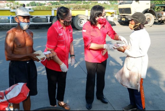 Membagikan Paket Sembako Dalam merespon keluhan Kaum Marhaen , DPD PDI Perjuangan Jawa Tengah