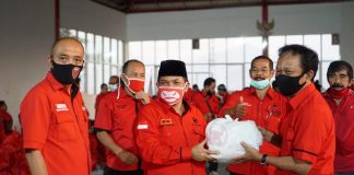 Mochamad Herviano Berikan 1.870 Paket Sembako