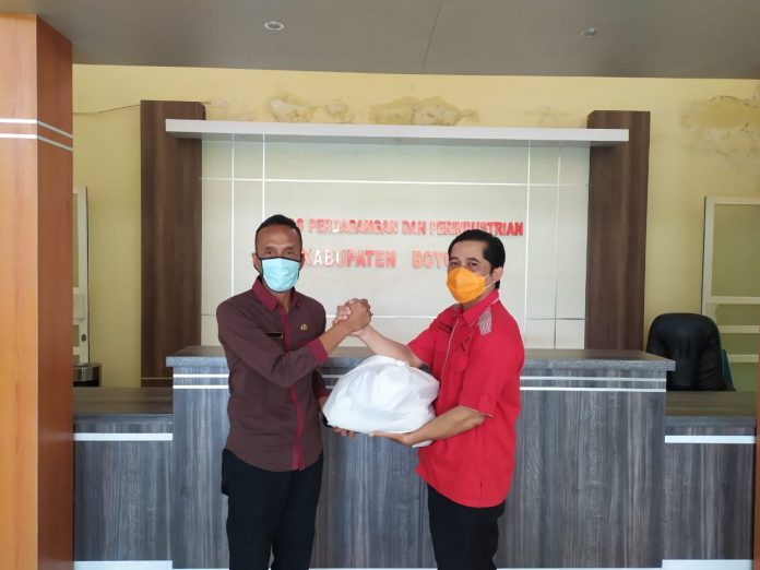 PDI Perjuangan Boyolali Bantu Paket Sembako untuk