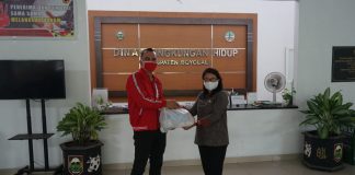 PDI Perjuangan Kabupaten Boyolali Bagikan Paket Sembako untuk Pasukan Kuning