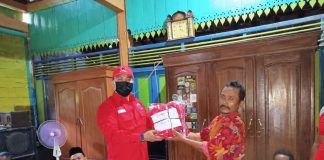 Pembagian Ratusan Paket Sembako dan Seragam untuk Kader Partai