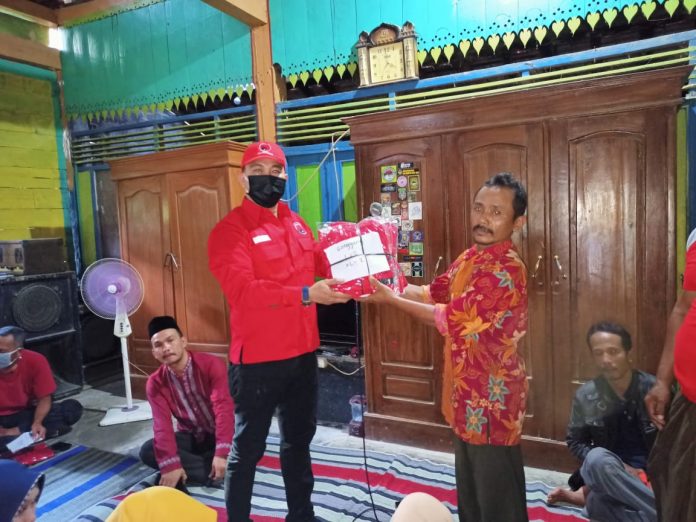 Pembagian Ratusan Paket Sembako dan Seragam untuk