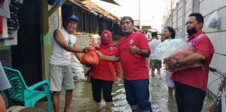 Safari Ramadhan DPC PDI Perjuangan Kota Tegal Sambangi Korban Banjir Rob