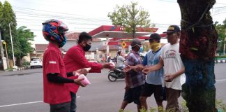 Sinergitas Kader Komunitas Juang Demak Bagikan 500 Takjil