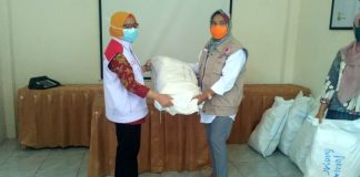 Sri Ruwiyati Serahkan Bantuan APD untuk Penanganan Covid-19 di Banjarnegara