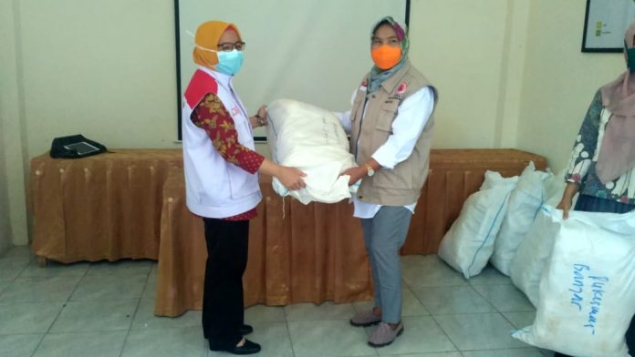 Sri Ruwiyati Serahkan Bantuan APD untuk Penanganan