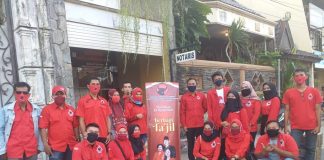 Srikandi DPC PDI Perjuangan Jepara Bagi 500 Takjil Gratis dan Masker