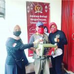 Srikandi PDI Perjuangan Kota Semarang Salurkan Ban