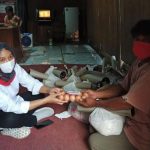 Sulistyorini-Bagikan-Paket-Sembako-derap-juang