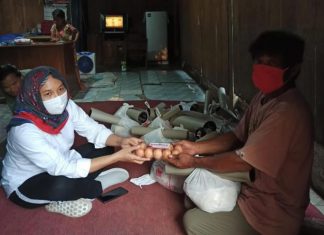 Sulistiyorini Bagikan Paket Sembako