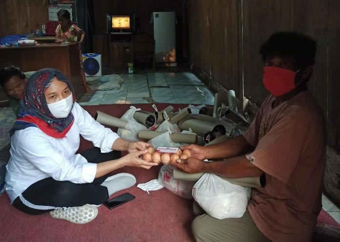 Sulistyorini-Bagikan-Paket-Sembako-derap-juang