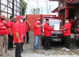 Tuti N. Roosdiono Beri Bantuan 1 Unit Mobil Ambulans