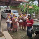 dr.-Messy-Widiastuti-bagikan-paket-sembako