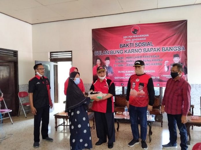 Bulan Bung Karno, DPC PDIP Kabupaten Sukoharjo Bagikan Sembako Kepada Masyarakat