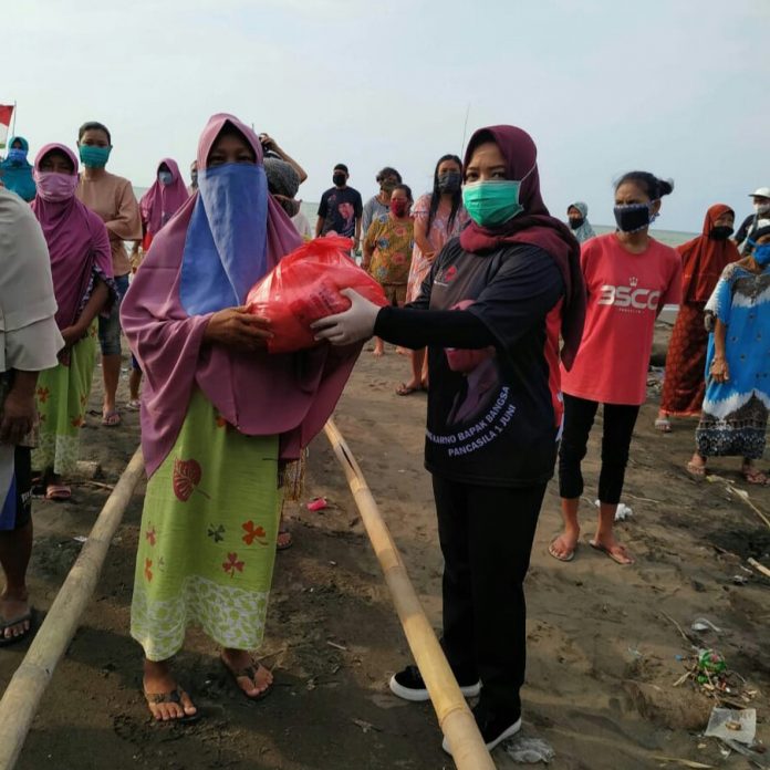 Dewi Aryani Bagikan Sembako Bukti Peduli Terhadap