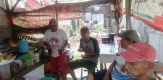 Mbah Ruslani Tekuni Usaha Rujak Lontong