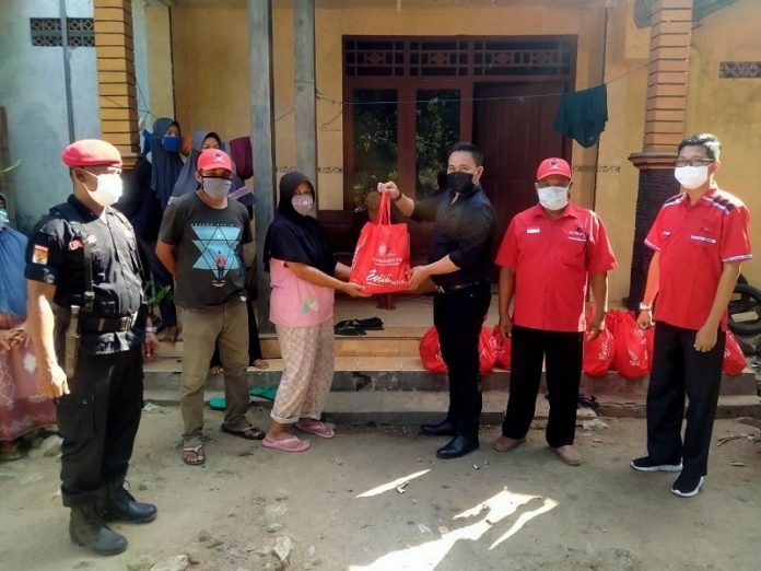 Kepedulian DPC PDI Perjuangan Rembang Terhadap Warga Terdampak Covid-19