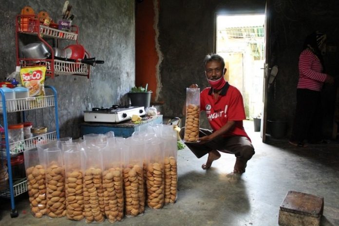 Sugiono, Kader PDI Perjuangan Karangkobar Tekuni Usaha “Roti Setiawan”
